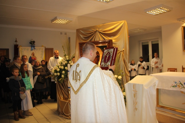 Powitanie ikony MB Częstochowskiej w parafii Niepokalanego Serca NMP w Skierniewicach