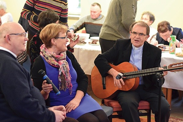 Ksiądz Romuald Brudnowski (z gitarą). Z lewej o. Mirosław Grakowicz, obok Małgorzata Wawrowska.