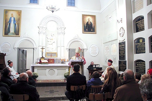 Bp Andrzej F. Dziuba głosi homilię w odnowionej kaplicy.