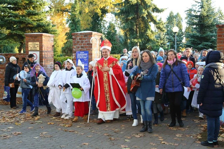 Marsz i bal w parafii Przemienienia Pańskiego w Drezdenku