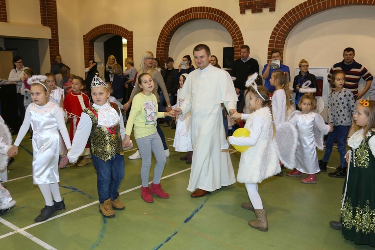 Marsz i bal w parafii Przemienienia Pańskiego w Drezdenku