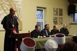 W konferencji wzieli udział także przedstawiciele oświęcimskiego Centrum Dialogu i Modlitwy oraz przedstawiciele Kościoła rzymskokatolickiego w Polsce