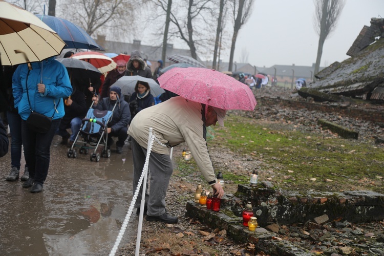 Z krzyżem przez były obóz zagłady Birkenau