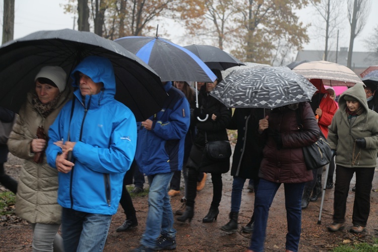 Z krzyżem przez były obóz zagłady Birkenau