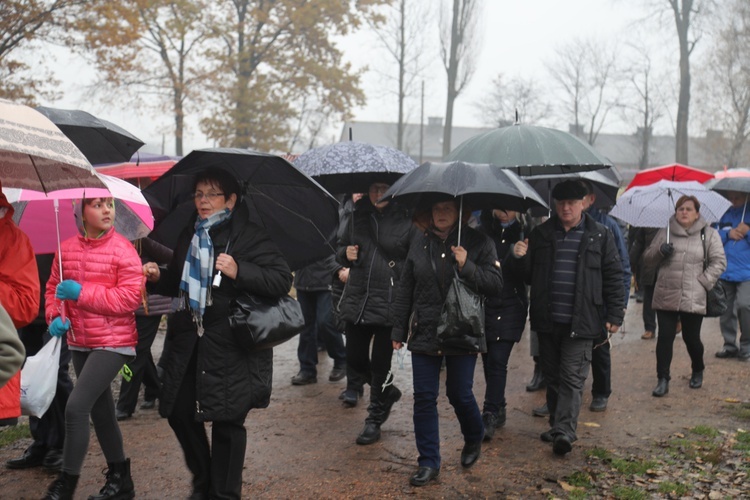 Z krzyżem przez były obóz zagłady Birkenau