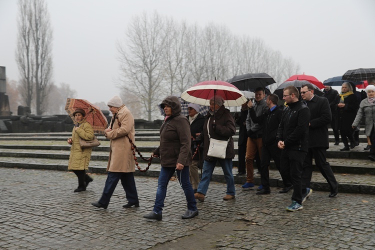 Z krzyżem przez były obóz zagłady Birkenau