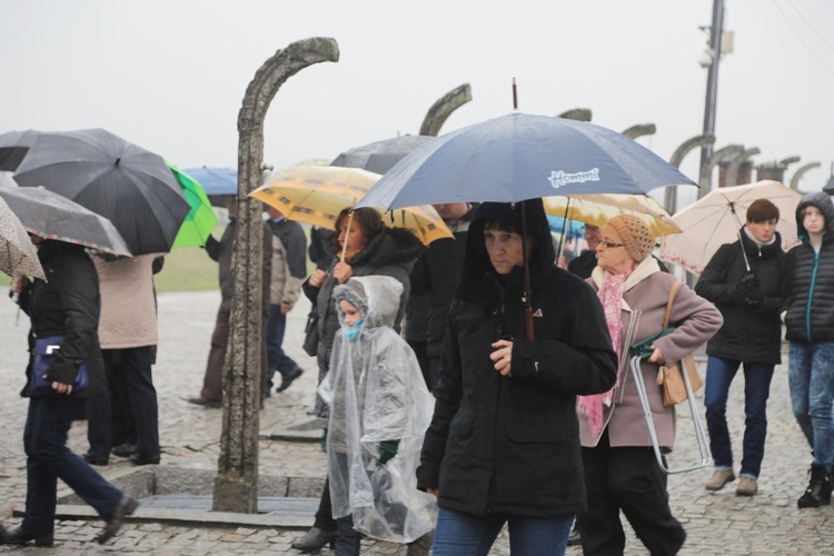 Z krzyżem przez były obóz zagłady Birkenau