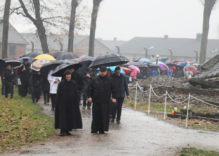 Z krzyżem przez były obóz zagłady Birkenau