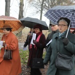 Z krzyżem przez były obóz zagłady Birkenau