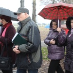 Z krzyżem przez były obóz zagłady Birkenau