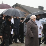 Z krzyżem przez były obóz zagłady Birkenau