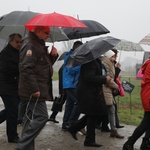 Z krzyżem przez były obóz zagłady Birkenau