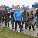 Z krzyżem przez były obóz zagłady Birkenau