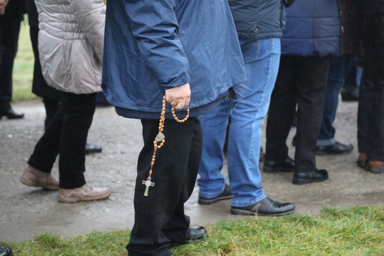 Z krzyżem przez były obóz zagłady Birkenau