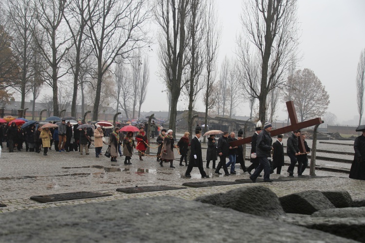 Z krzyżem przez były obóz zagłady Birkenau