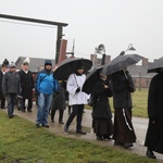 Z krzyżem przez były obóz zagłady Birkenau