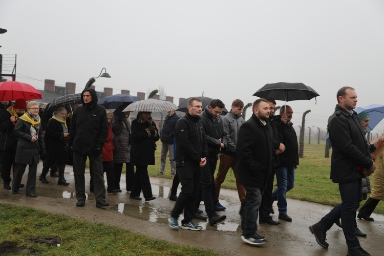 Z krzyżem przez były obóz zagłady Birkenau