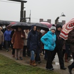 Z krzyżem przez były obóz zagłady Birkenau