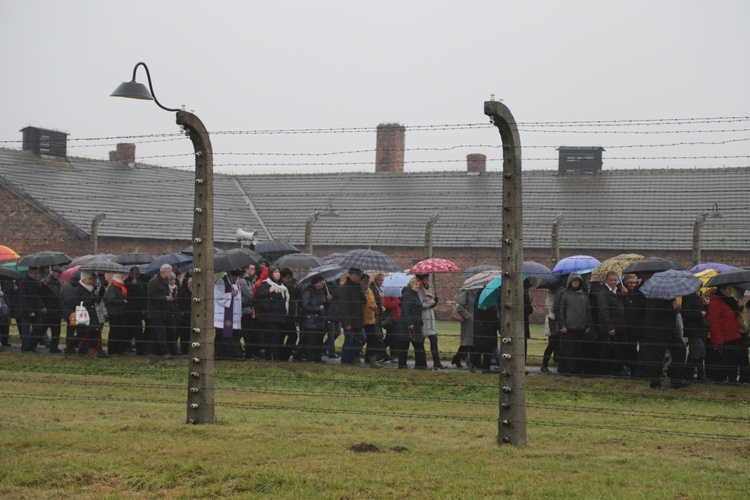 Z krzyżem przez były obóz zagłady Birkenau