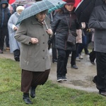 Z krzyżem przez były obóz zagłady Birkenau