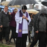 Z krzyżem przez były obóz zagłady Birkenau