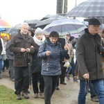 Z krzyżem przez były obóz zagłady Birkenau