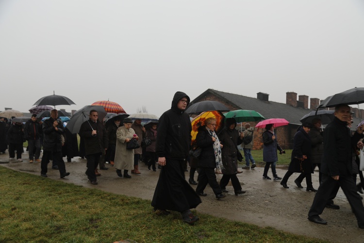 Z krzyżem przez były obóz zagłady Birkenau