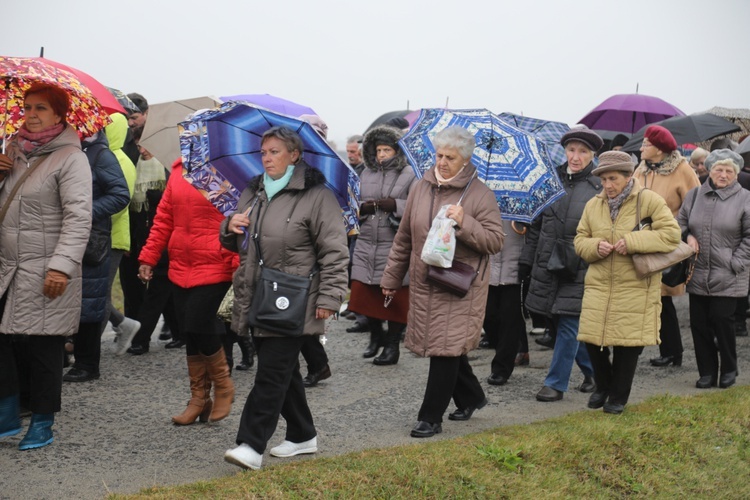 Z krzyżem przez były obóz zagłady Birkenau