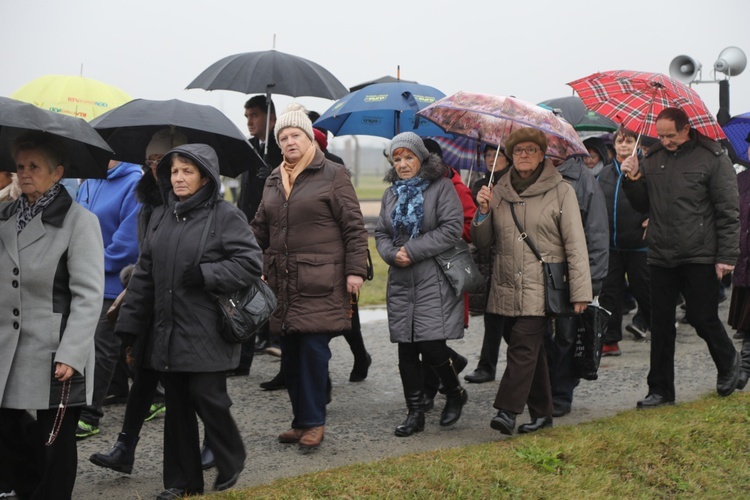 Z krzyżem przez były obóz zagłady Birkenau