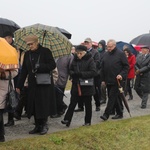 Z krzyżem przez były obóz zagłady Birkenau