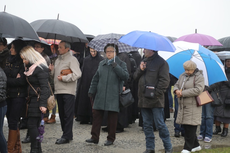 Z krzyżem przez były obóz zagłady Birkenau