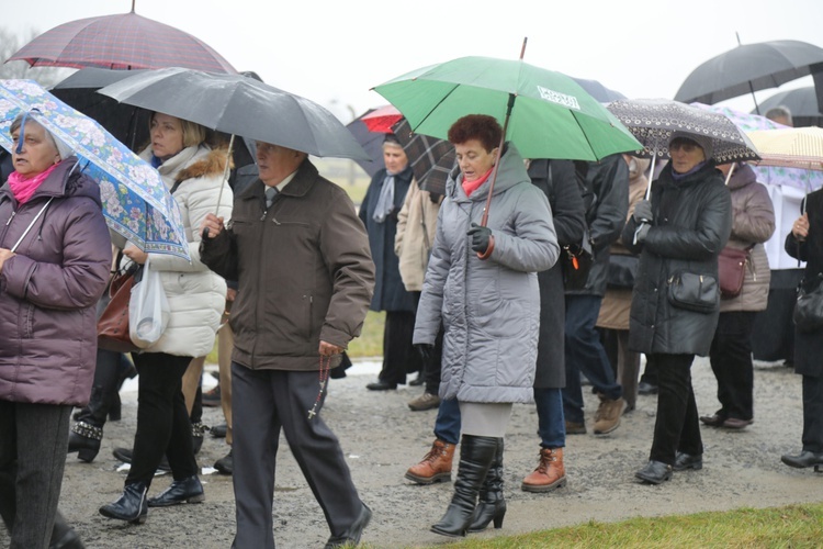 Z krzyżem przez były obóz zagłady Birkenau