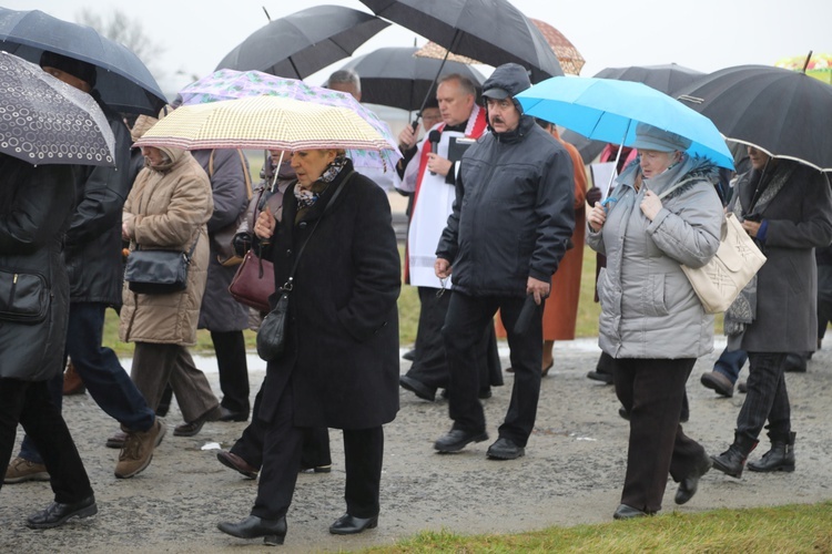 Z krzyżem przez były obóz zagłady Birkenau