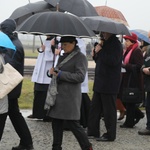 Z krzyżem przez były obóz zagłady Birkenau