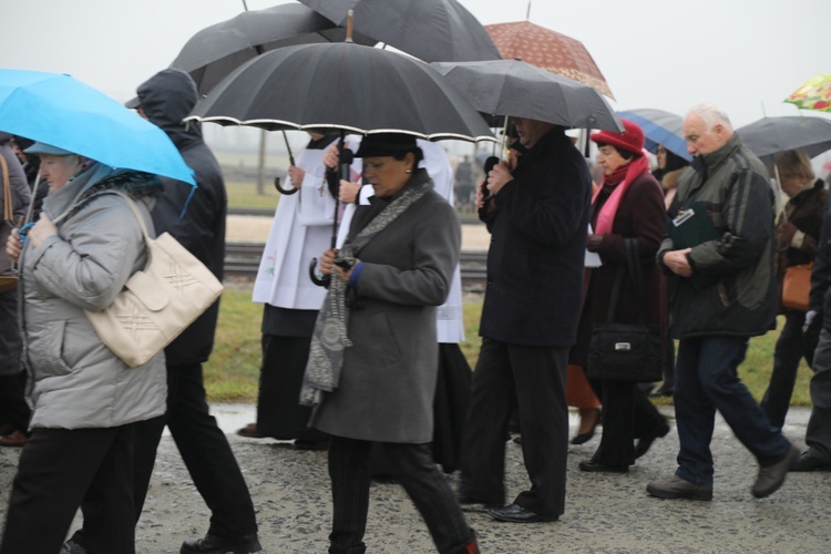 Z krzyżem przez były obóz zagłady Birkenau