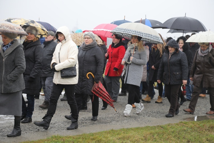 Z krzyżem przez były obóz zagłady Birkenau