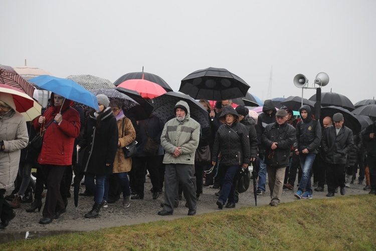 Z krzyżem przez były obóz zagłady Birkenau