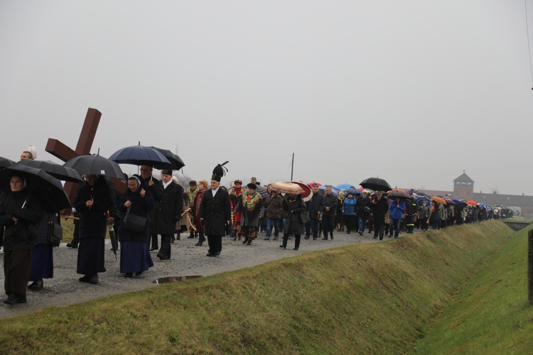 Z krzyżem przez były obóz zagłady Birkenau