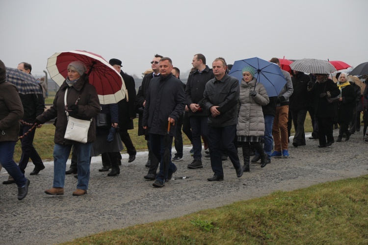 Z krzyżem przez były obóz zagłady Birkenau