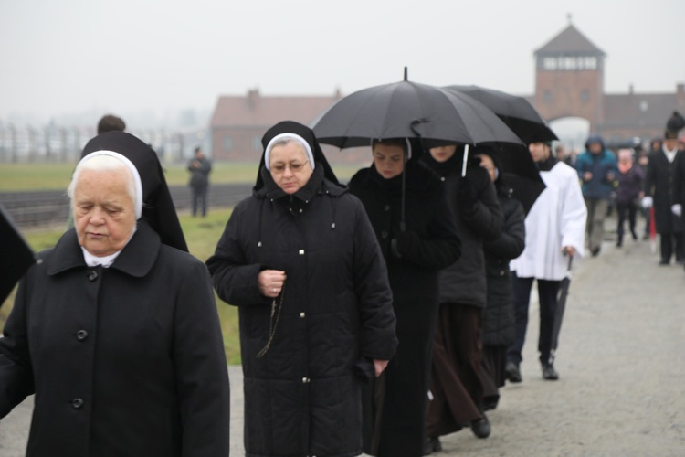 Z krzyżem przez były obóz zagłady Birkenau