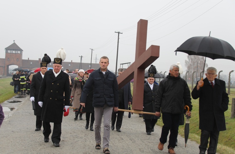 Z krzyżem przez były obóz zagłady Birkenau