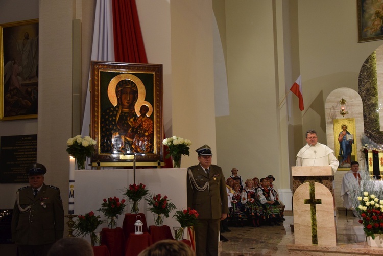 Powitanie ikony MB Częstochowskiej w parafii wojskowej w Skierniewicach