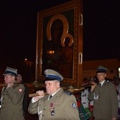 Panią Jasnogórską na ramionach do kościoła wnieśli żołnierze