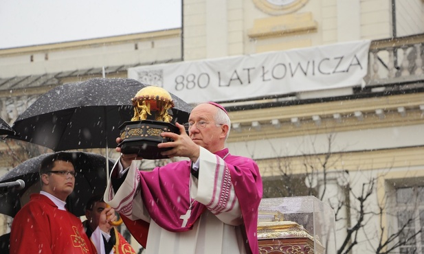 Ordynariusz łowicki bp Andrzej F. Dziuba błogosławi relikwiami patronki diecezji i Łowicza