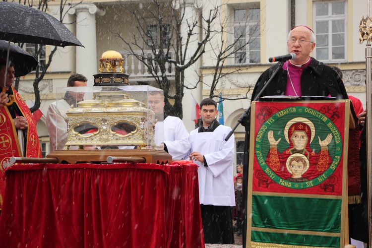 Procesja z relikwiami św. Wiktorii w Łowiczu