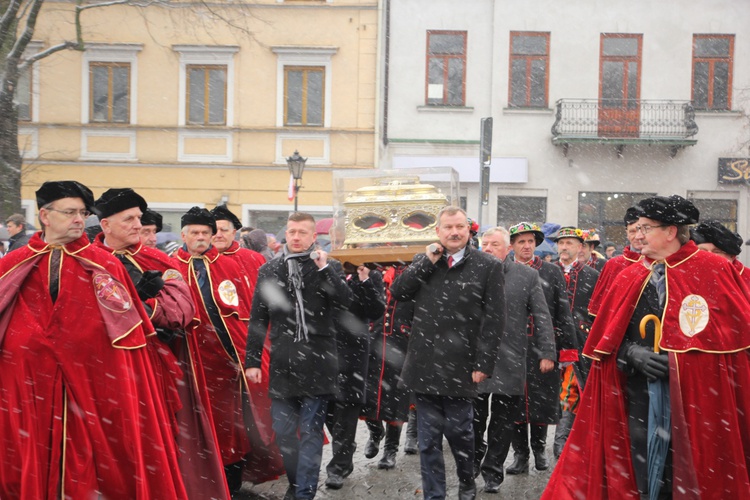 Procesja z relikwiami św. Wiktorii w Łowiczu