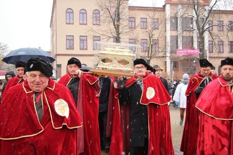 Procesja z relikwiami św. Wiktorii w Łowiczu