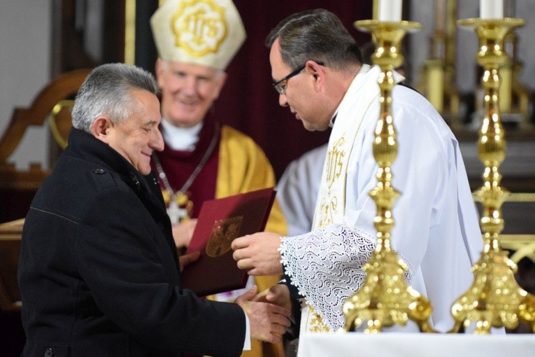 Burmistrz Strzegomia przekazał ks. Markowi Babuśce odznaczenie