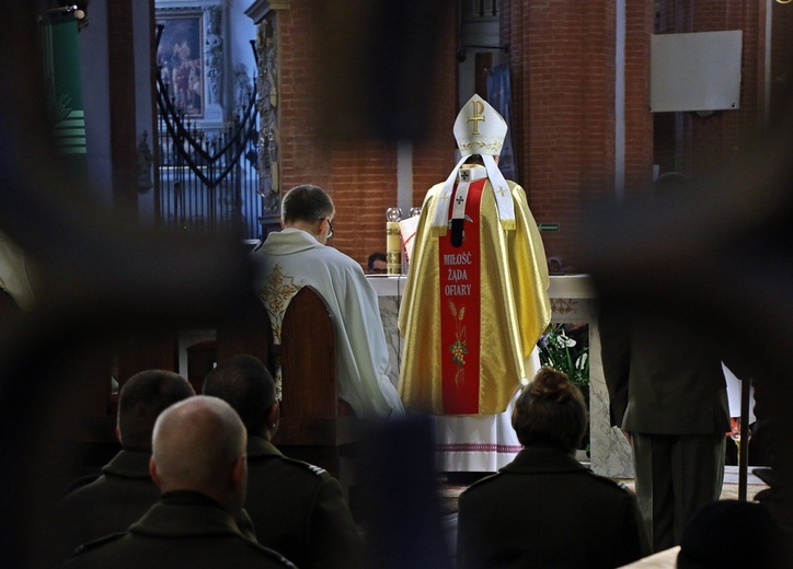 Dziękując przed ołtarzem za niepodległość