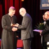 Prezes Akcji Katolickiej Andrzej Kamiński wręcza medal "Pro Consecratione Mundi" bp. Romanowi Pindlowi